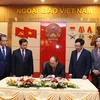 Thủ tướng Nguyễn Xuân Phúc thăm và ghi lưu bút tại Nhà truyền thống của ngành Ngoại giao. (Ảnh: Thống Nhất/TTXVN)
