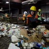 Công nhân tại một nhà máy xử lý rác thải ở Trung Quốc. (Nguồn: Getty Images)