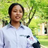 Em Nguyễn Thị Hương chia sẻ bí quyết đạt thành tích cao trong kỳ thi vừa qua. (Ảnh: Nguyễn Lành/TTXVN)