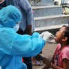 Cán bộ y tế lấy mẫu xét nghiệm người dân trong khu dân cư có bệnh nhân mắc bạch hầu tại Đắk Lắk. (Ảnh: Tuấn Anh/TTXVN)