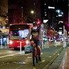 Người dân đeo khẩu trang phòng lây nhiễm COVID-19 khi di chuyển trên đường phố tại Auckland, New Zealand. (Ảnh: THX/TTXVN)