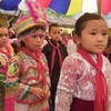 Những bộ trang phục dân tộc đủ sắc màu được các học sinh lớp 1 mặc tới dự lễ khai giảng năm học mới tại trường Tiểu học Sà Phì, huyện Đồng Văn, tỉnh Hà Giang. (Ảnh: Nguyễn Chiến/TTXVN)