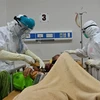 Nhân viên y tế điều trị cho bệnh nhân COVID-19 tại bệnh viện ở Bogor, Tây Java, Indonesia. (Ảnh: AFP/TTXVN)