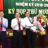Lãnh đạo tỉnh Quảng Trị tặng hoa chúc mừng ông Nguyễn Đăng Quang (thứ 2 từ phải sang) được bầu làm Chủ tịch Hội đồng Nhân dân tỉnh Quảng Trị. (Ảnh: Nguyên Lý/TTXVN)