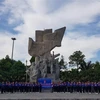 90 đoàn viên mới được kết nạp và trao thẻ đoàn viên trước Tượng đài Xô Viết Nghệ Tĩnh. (Ảnh: Hoàng Ngà/TTXVN)