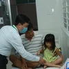 Học sinh được điều trị tại Bệnh viện quận 2. (Ảnh: Thu Hoài/TTXVN)