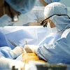Các bác sỹ Bệnh viện Quận Thủ Đức phẫu thuật tim bắc cầu mạch vành không sử dụng máy tim phổi nhân tạo cho bệnh nhân. (Ảnh: TTXVN phát)