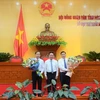 Ông Bùi Văn Tỉnh, Bí thư Tỉnh ủy Hòa Bình tặng hoa chúc mừng 2 Phó Chủ tịch UBND tỉnh. (Nguồn: Baochinhphu.vn)