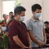 Bị cáo Nguyễn Văn Thiện và Lăng Văn Vân tại phiên tòa. (Ảnh: Thanh Thương/TTXVN)