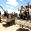 Các lực lượng GNA tuần tra tại Abu Qurain, giữa thành phố Tripoli và Benghazi của Libya. (Ảnh: AFP/TTXVN)