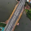 Hai cầu vượt đi thấp qua hồ Linh Đàm được thiết kế song song với cầu cạn đường Vành đai 3. (Ảnh: Danh Lam/TTXVN)