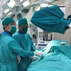 Các bác sỹ Bệnh viện đa khoa Long An thực hiện phẫu thuật đặt máy tạo nhịp cho bệnh nhân H.