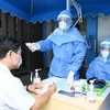 Khám sàng lọc cho người dân đến khám bệnh tại Bệnh viện Đại học Y dược Thành phố Hồ Chí Minh. (Ảnh: Đinh Hằng/ TTXVN)