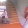 Camera ghi lại cảnh em Q chơi trên lan can cầu thang trước khi bị ngã. 