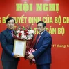 Ủy viên Bộ Chính trị, Bí thư Trung ương Đảng, Trưởng Ban Tổ chức Trung ương Phạm Minh Chính trao quyết định cho ông Lê Quốc Phong. (Ảnh: TTXVN)