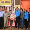 Thường trực Công đoàn Viên chức Việt Nam tặng quà cho gia đình công đoàn viên chức. (Ảnh: Đặng Tuấn/TTXVN)