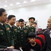 Thượng tướng Phan Văn Giang, Thứ trưởng Bộ Quốc phòng gửi lời thăm hỏi, chia sẻ sâu sắc đối với gia đình các liệt sỹ. (Ảnh: Đỗ Trưởng/TTXVN)