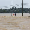 Tại một số nơi ở huyện Lệ Thủy, nước vẫn ngập sâu. (Ảnh: Thành Đạt/TTXVN)