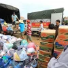 Các tổ chức thiện nguyện khắp cả nước chuyển hàng cứu trợ đến cho người dân vùng lũ. (Nguồn: TTXVN)