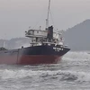 Tàu Nam Khánh va trúng đá ngầm bị vỡ mũi tàu, mắc cạn ở bờ biển Đề Gi, Bình Định. (Ảnh: Nguyên Linh/TTXVN)