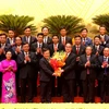 Đồng chí Nguyễn Thiện Nhân tặng hoa Ban Chấp hành Đảng bộ tỉnh Quảng Bình nhiệm kỳ 2020-2025. (Ảnh: Văn Tý/TTXVN)
