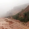 Tình trạng sạt lở trên đường tránh đèo Măng Rơi, huyện Tu Mơ Rông. (Ảnh: Cao Nguyên/TTXVN)