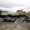 Gió bão làm sập đổ một số hàng quán của bà con tiểu thương trong chợ thương mại trên địa bàn thành phố Tam Kỳ, tỉnh Quảng Nam. (Ảnh: Trịnh Bang Nhiệm/TTXVN)