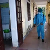 Lực lượng y tế phun hóa chất diệt khuẩn tại trường học ở Hà Tĩnh. (Ảnh: Công Tường/TTXVN)