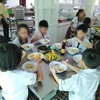 Bữa ăn chỉ lèo tèo vài miếng trứng của học sinh Trường tiểu học Trần Thị Bưởi bị phụ huynh phản ánh.