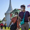 Khách du lịch tham quan Cung điện Hoàng gia ở thủ đô Bangkok, Thái Lan. (Ảnh: AFP/TTXVN)