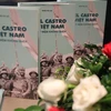 Cuốn sách dày hơn 300 trang, giới thiệu hơn 30 bài viết, được xuất bản bằng hai ngôn ngữ: tiếng Việt và tiếng Tây Ban Nha, mang đến cho người đọc những thông tin hữu ích, những tình cảm thắm đượm tình hữu nghị Việt Nam-Cuba. (Ảnh: Thanh Tùng/TTXVN)