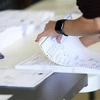 Nhân viên bầu cử kiểm phiếu bầu Tổng thống Mỹ tại Easton, bang Pennsylvania. (Ảnh: AFP/TTXVN)