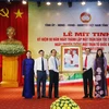 Chủ tịch Ủy ban Trung ương MTTQ Việt Nam Trần Thanh Mẫn (bên phải) tặng bức tranh lưu niệm 'Bác Hồ và Bác Tôn' cho tỉnh Tuyên Quang. (Ảnh: Nam Sương/TTXVN)