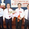Lãnh đạo tỉnh tặng hoa chúc mừng ông Trần Văn Lâu - tân Chủ tịch UBND tỉnh. (Nguồn: Soctrang.gov.vn)