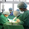 Các bác sỹ Bệnh viện Chợ Rẫy phẫu thuật lấy khối u vòm mũi họng cho bệnh nhân. (Ảnh: TTXVN phát)
