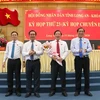 Ông Nguyễn Văn Út (người cầm hoa) được bầu giữ chức vụ Chủ tịch UBND tỉnh Long An, nhiệm kỳ 2016-2021. (Ảnh: Thanh Bình/TTXVN)