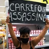 Một người biểu tình ở siêu thị Carrefour. (Nguồn: AFP)