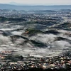 Thành phố Đà Lạt mờ ảo trong sương nhìn từ đỉnh núi có độ cao 1.950 mét. (Ảnh: Tất Sơn/Báo ảnh Việt Nam)