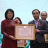 Thừa ủy quyền của Chủ tịch nước, Phó Chủ tịch nước Đặng Thị Ngọc Thịnh trao Huân chương Lao động cho các cá nhân và tập thể có thành tích của ngành Tài nguyên và Môi trường. (Ảnh: Danh Lam/TTXVN)