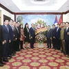 Thứ trưởng Ngoại giao Nguyễn Quốc Dũng và đoàn Bộ Ngoại giao tặng hoa chúc mừng Quốc khánh CHDCND Lào. (Nguồn: Baoquocte.vn)