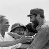 Thủ tướng Cuba Fidel Castro cùng Thủ tướng Phạm Văn Đồng trong cuộc míttinh của nhân dân Quảng Trị chào mừng Đoàn đến thăm vùng Giải phóng miền Nam Việt Nam, ngày 15/9/1973. (Ảnh: TTXVN)