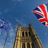 Cờ Anh (phải) và cờ EU tại London, Anh. (Ảnh: AFP/TTXVN)