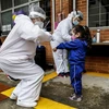 Kiểm tra thân nhiệt phòng lây nhiễm COVID-19 tại Bogota, Colombia, ngày 23/9/2020. (Ảnh: AFP/TTXVN)