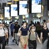 Người dân đeo khẩu trang phòng dịch COVID-19 tại Tokyo, Nhật Bản. (Ảnh: THX/TTXVN)