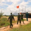 Các chiến sỹ tổ công tác phòng chống dịch COVID-19 tuần tra, kiểm soát biên giới. (Ảnh minh họa. Nguồn: TTXVN)