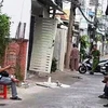 Toàn bộ hẻm Lê Lâm bị phong tỏa để điều tra vụ nổ súng. (Nguồn: nld.com.vn)