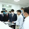 Các đại biểu kiểm tra thiết bị siêu âm tại Bệnh viện sản Nhi Quảng Ngãi. (Ảnh: Sỹ Thắng/TTXVN)