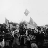 Hàng ngàn người dân tỉnh Kiến Phong míttinh và làm lễ thượng cờ chào mừng Mặt trận Dân tộc Giải phóng miền Nam Việt Nam ra đời. (Ảnh: TTXVN)