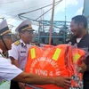 Đoàn công tác của Bộ Tư lệnh Vùng 4 Hải quân tặng áo phao cho ngư dân. (Ảnh minh họa. Nguồn: TTXVN)