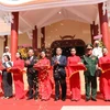 Phó Thủ tướng Thường trực Chính phủ Trương Hòa Bình cùng đại biểu cắt băng khánh thành Đền thờ liệt sỹ. (Ảnh: Thanh Bình/TTXVN)